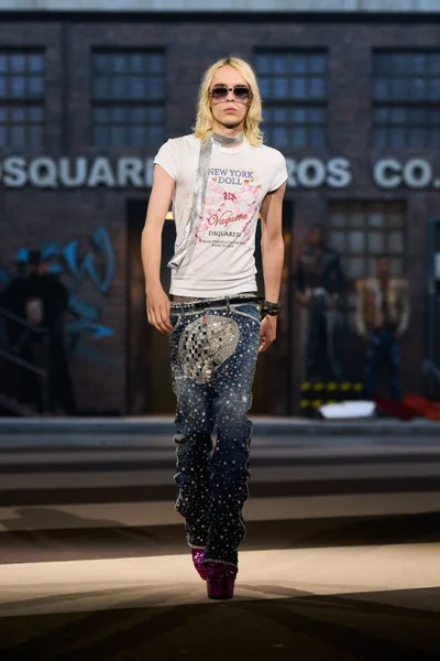 Look 18